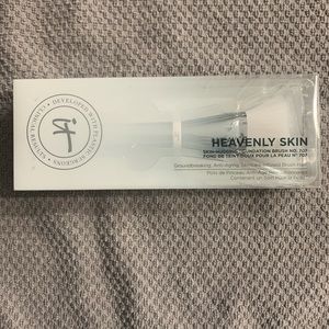it cosmetics Heavenly Skin Skin-Hugging Foundation Brush 707